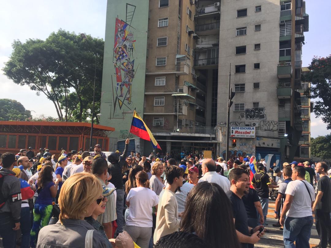 Desde la plaza Altamira sociedad civil sale a la calle en apoyo a Guaidó (Fotos y Videos)
