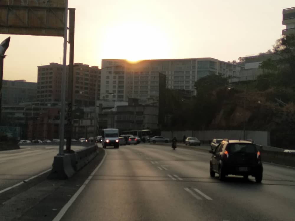 Carros trancan la autopista Prados del Este a la altura de Las Mercedes (FOTO) #30Abr