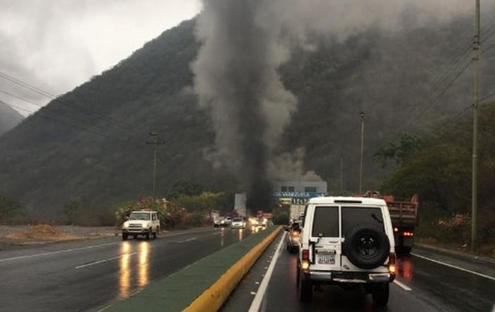 Autopista Caracas – La Guaira colapsada por incendio de vehículo dentro del Boquerón 1 #24Abr