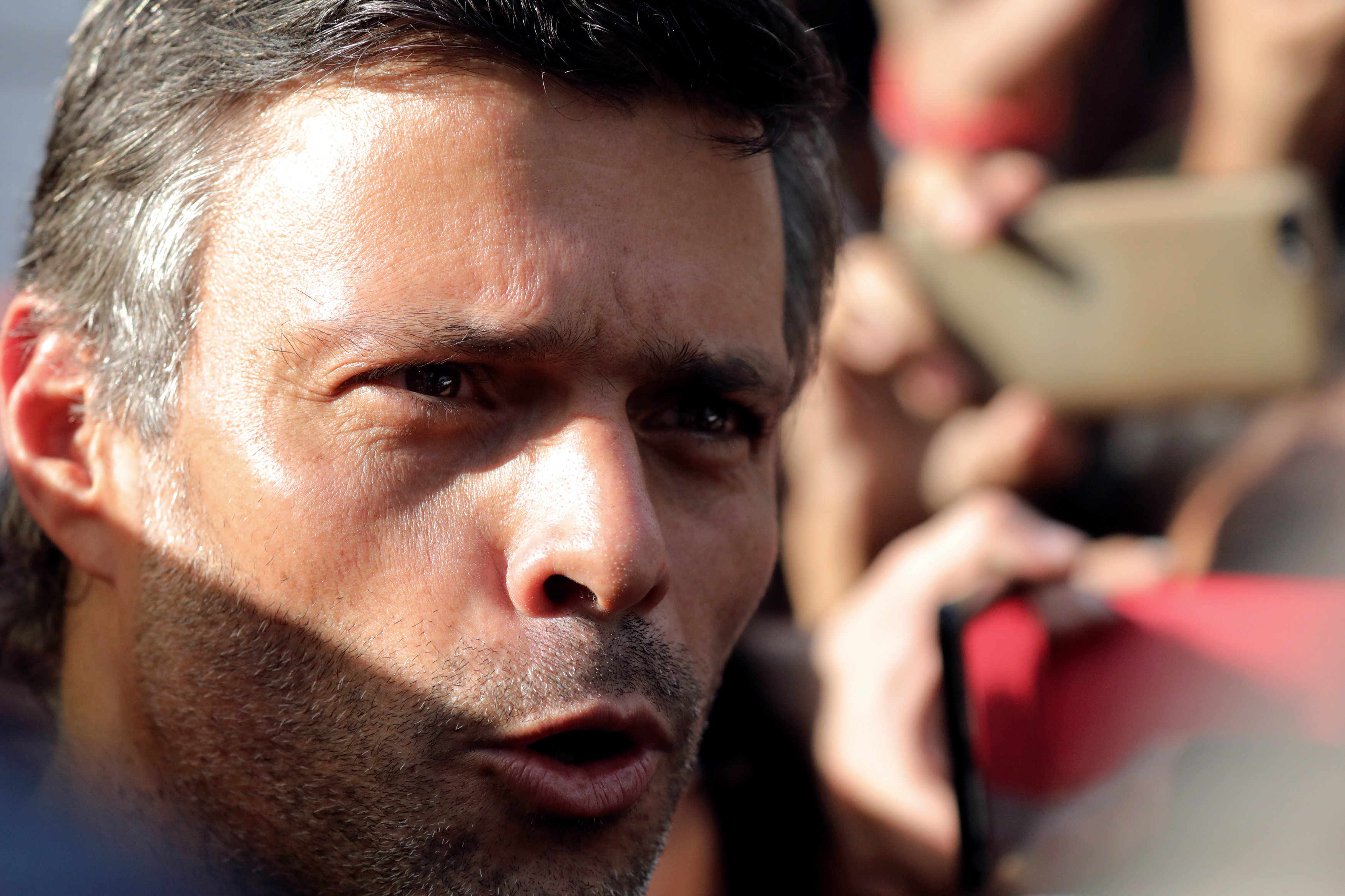 Leopoldo López ya va rumbo a España en avión, confirmó su padre