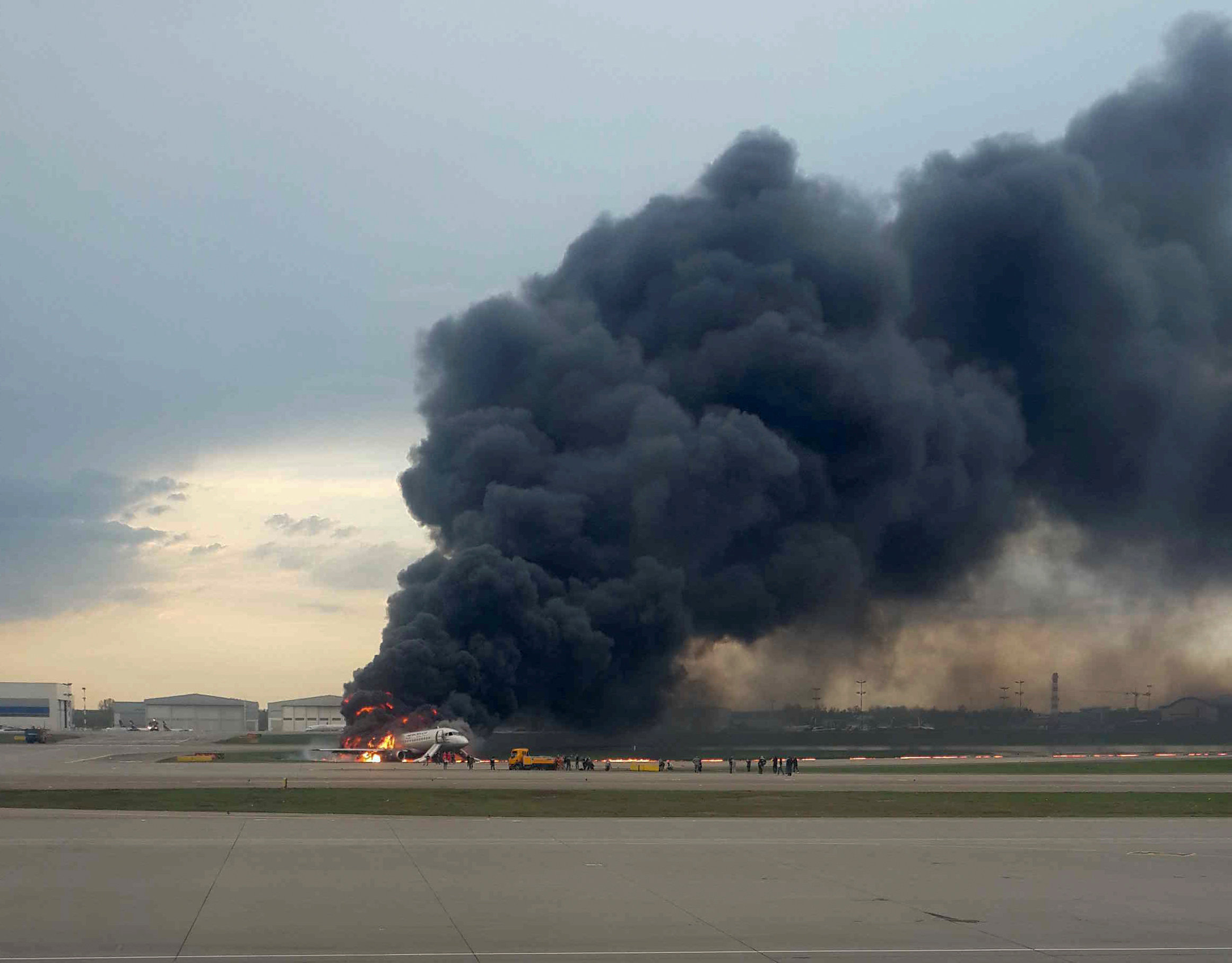 Al menos 13 muertos en avión de pasajeros que aterrizó en llamas en el aeropuerto de Moscú (FOTOS)