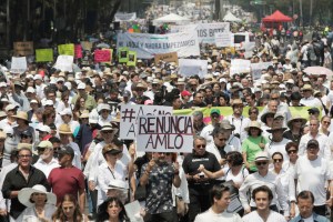 Miles de personas marchan en México contra presidente López Obrador