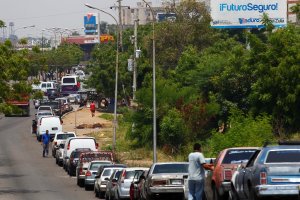 En Maracaibo familias comen dentro del carro haciendo la cola para la gasolina (FOTOS)