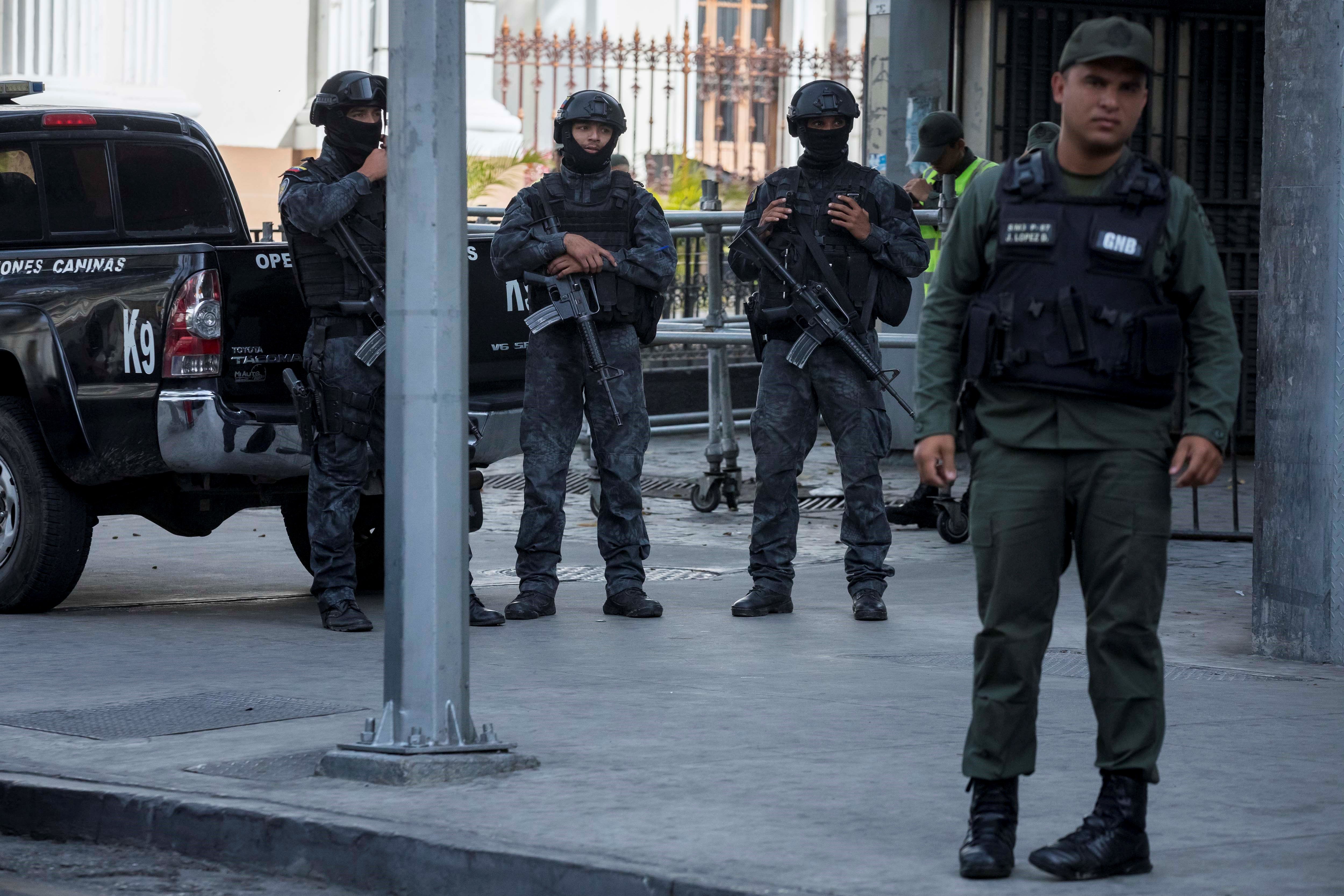 Alrededores de la AN está tomado por la GNB, PNB y Sebin encapuchados (Fotos + Grúa)