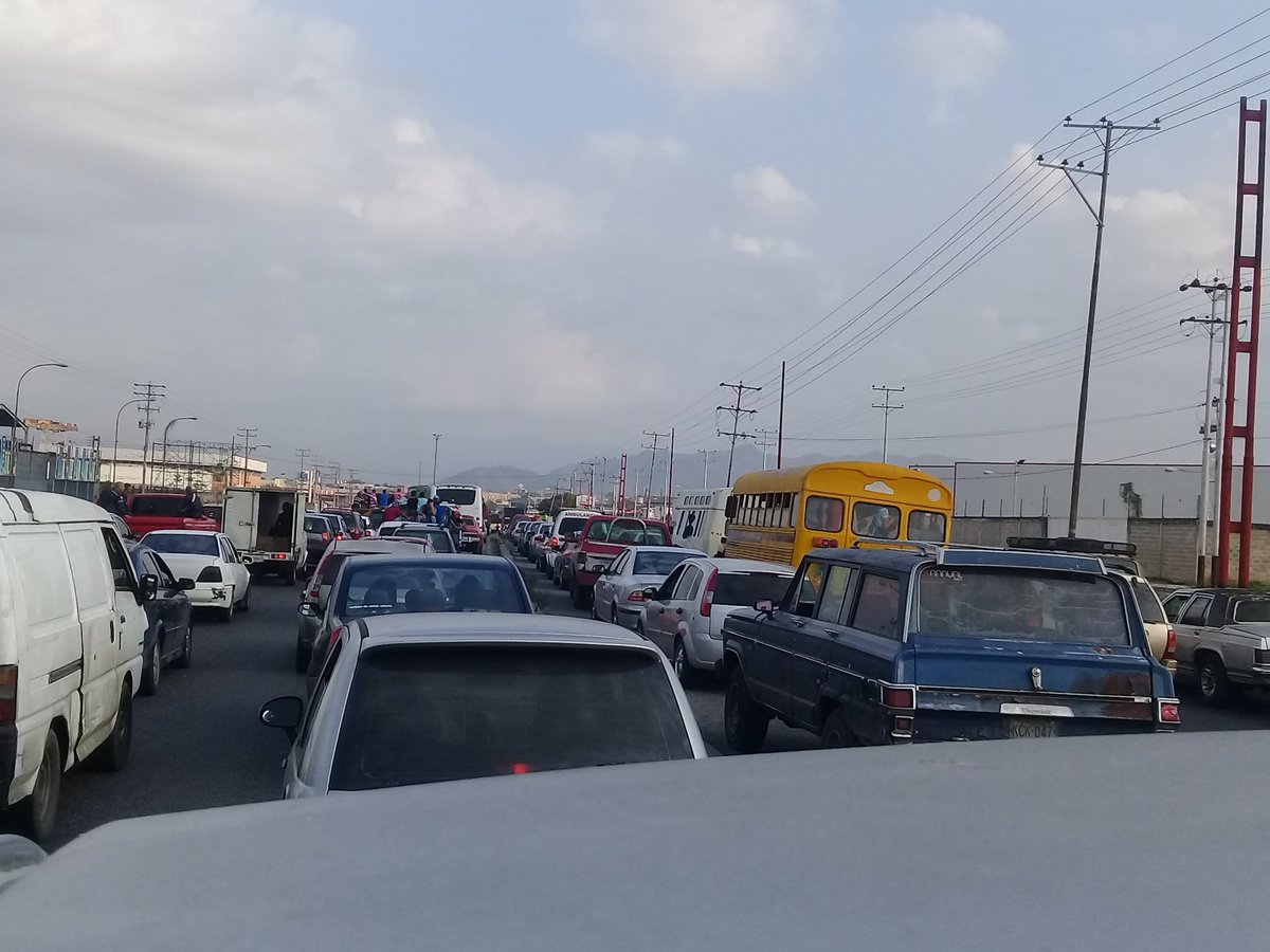 Hasta 4 kilómetros de colas en Valencia para surtir gasolina #17May (fotos y video)