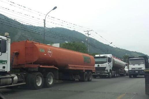 VIDEOS: Transportistas trancan vías de Mérida por falta de gasolina