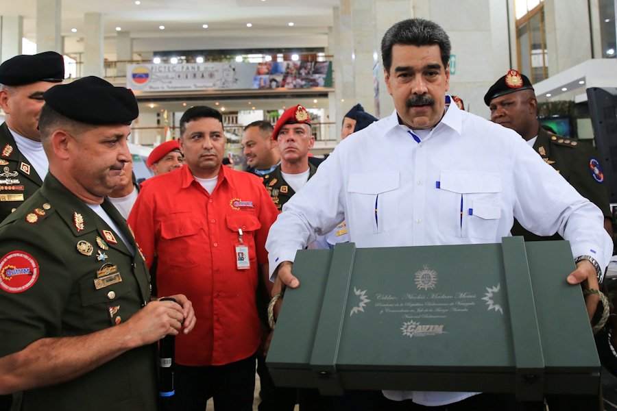 ¿Divididos? Mientras Héctor Rodríguez dice que las ametralladoras no son las solución, Maduro se abastece de ellas
