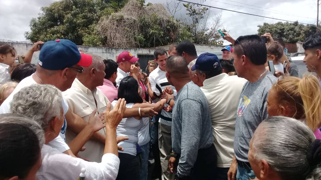 LA FOTO: Juan Guaidó llega a campamento de ayuda humanitaria en Lara #25May