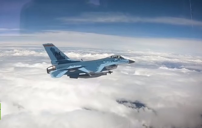 El vuelo inaugural del caza F-16 estadounidense camuflado como un sukhoi (Fotos y video)