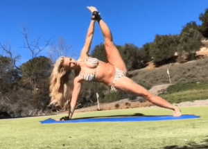 Britney Spears enciende las redes con su rutina de yoga en… Bikini (VIDEO)