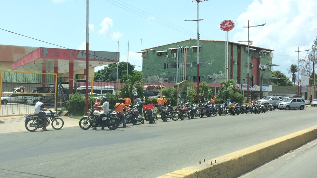 Los motorizados no se salvan de la escasez de gasolina y también hacen cola para surtir #17May (fotos)