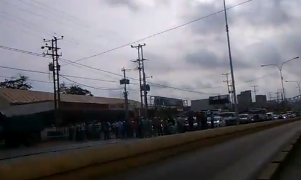 Pensionados cierran la avenida intercomunal de Puerto La Cruz #22May (video)