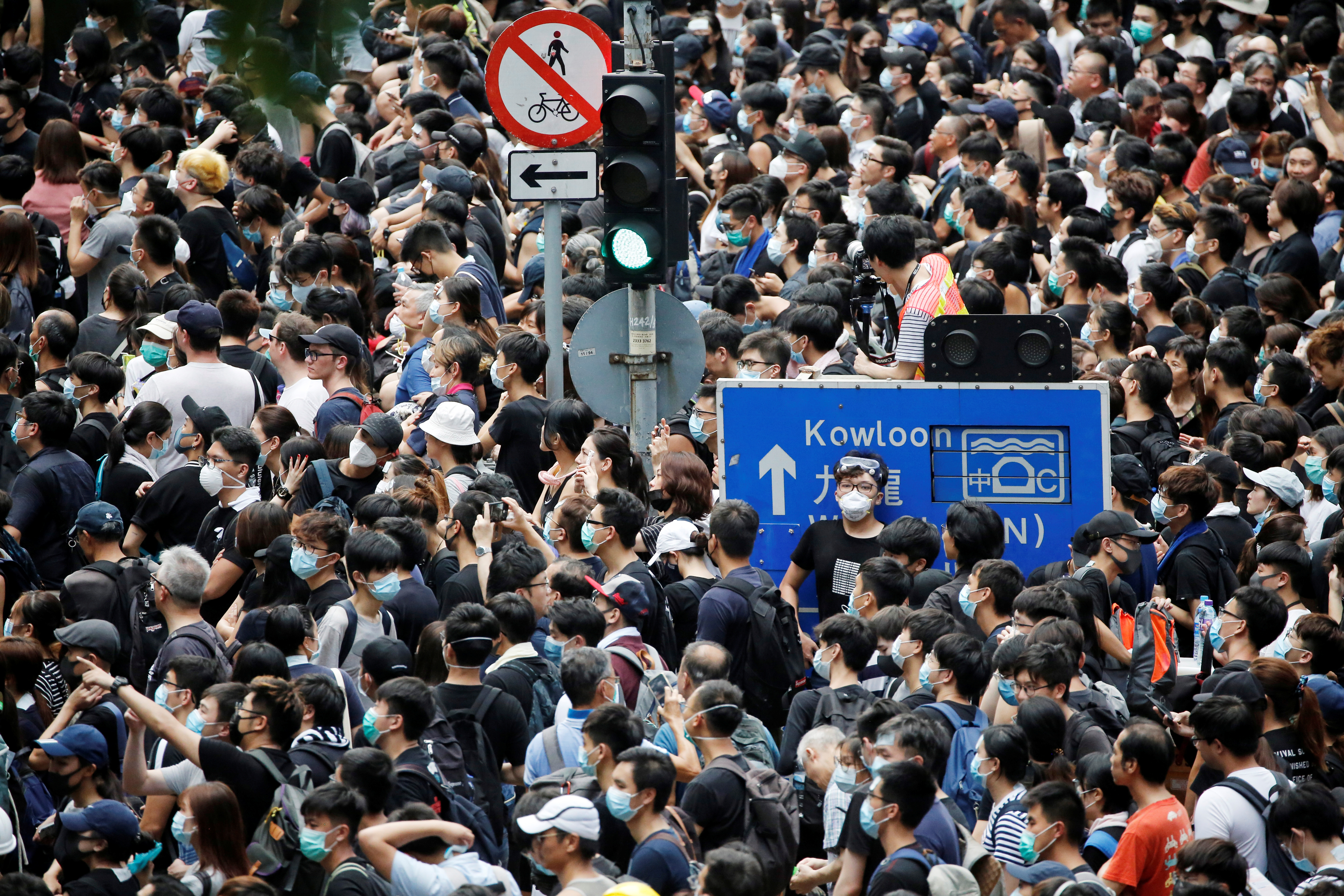 Miles de manifestantes se concentran ante el Parlamento de Hong Kong (FOTOS)