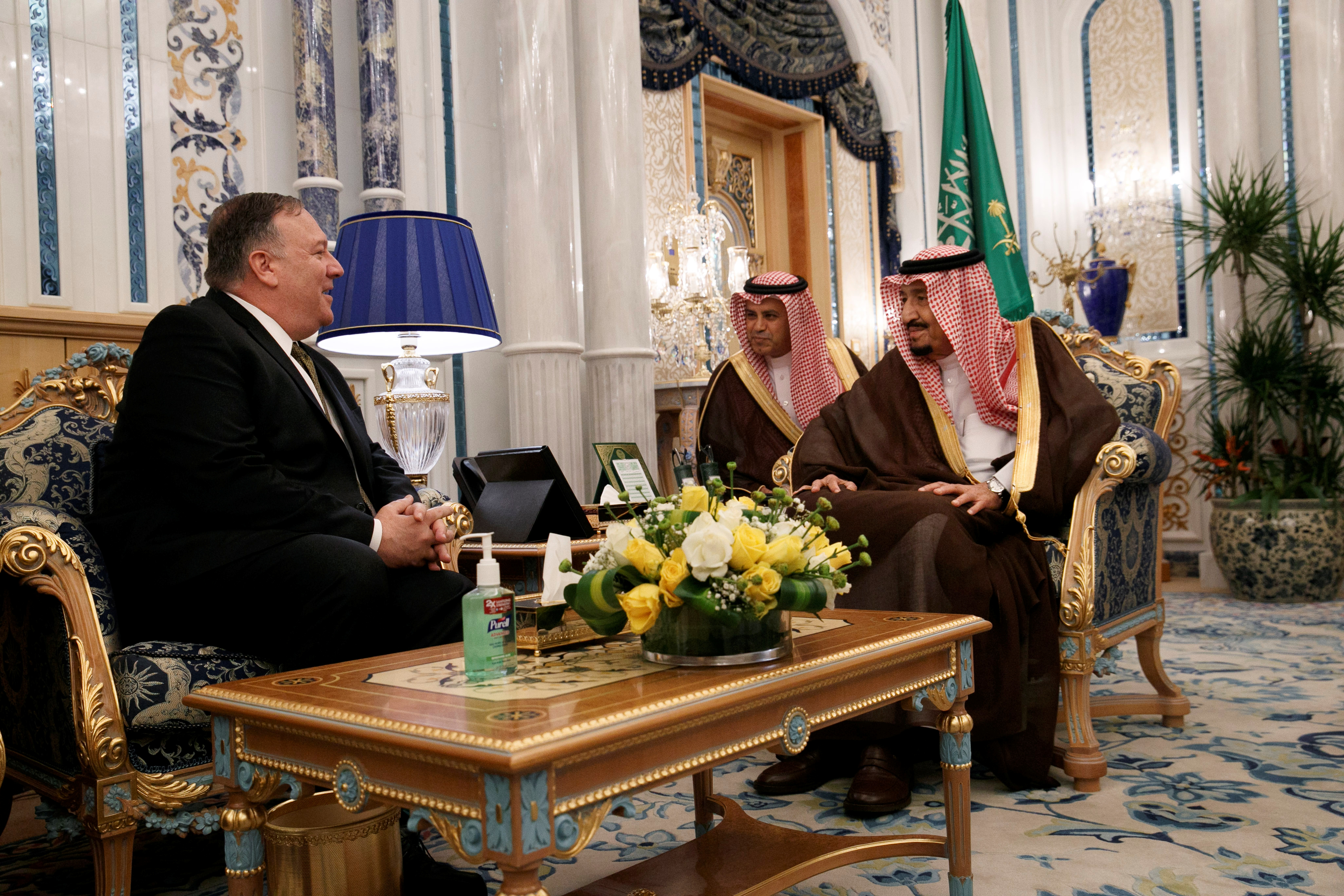 Pompeo se reúne con el rey Abdelaziz en Arabia Saudí