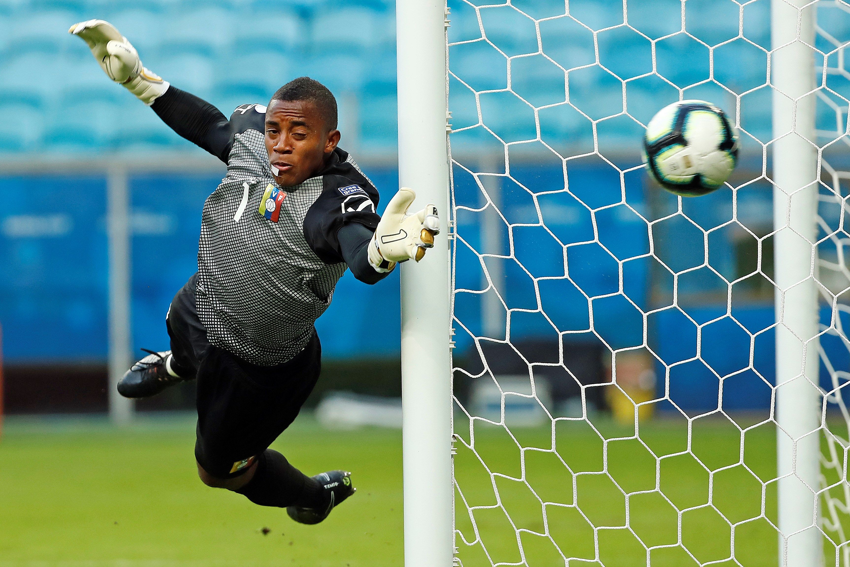 Wuilker Fariñez salvó otra vez a la Vinotinto en el empate frente a Colombia