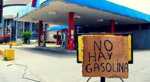 VIDEO: Funcionarios abren por la noche estaciones de servicio en Bolívar para surtirse combustible