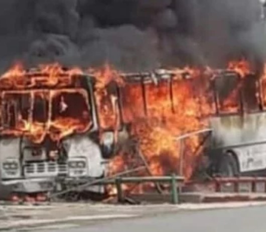 Tragedia en Mara: Autobús chocó contra parada, mató a una adolescente y se incendió