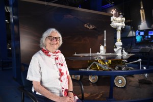 A los 82 años, la computadora humana de la Nasa, Sue Finley, todavía mira a las estrellas