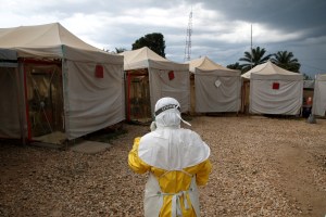OMS suspende operaciones contra el ébola tras ataques con muertos