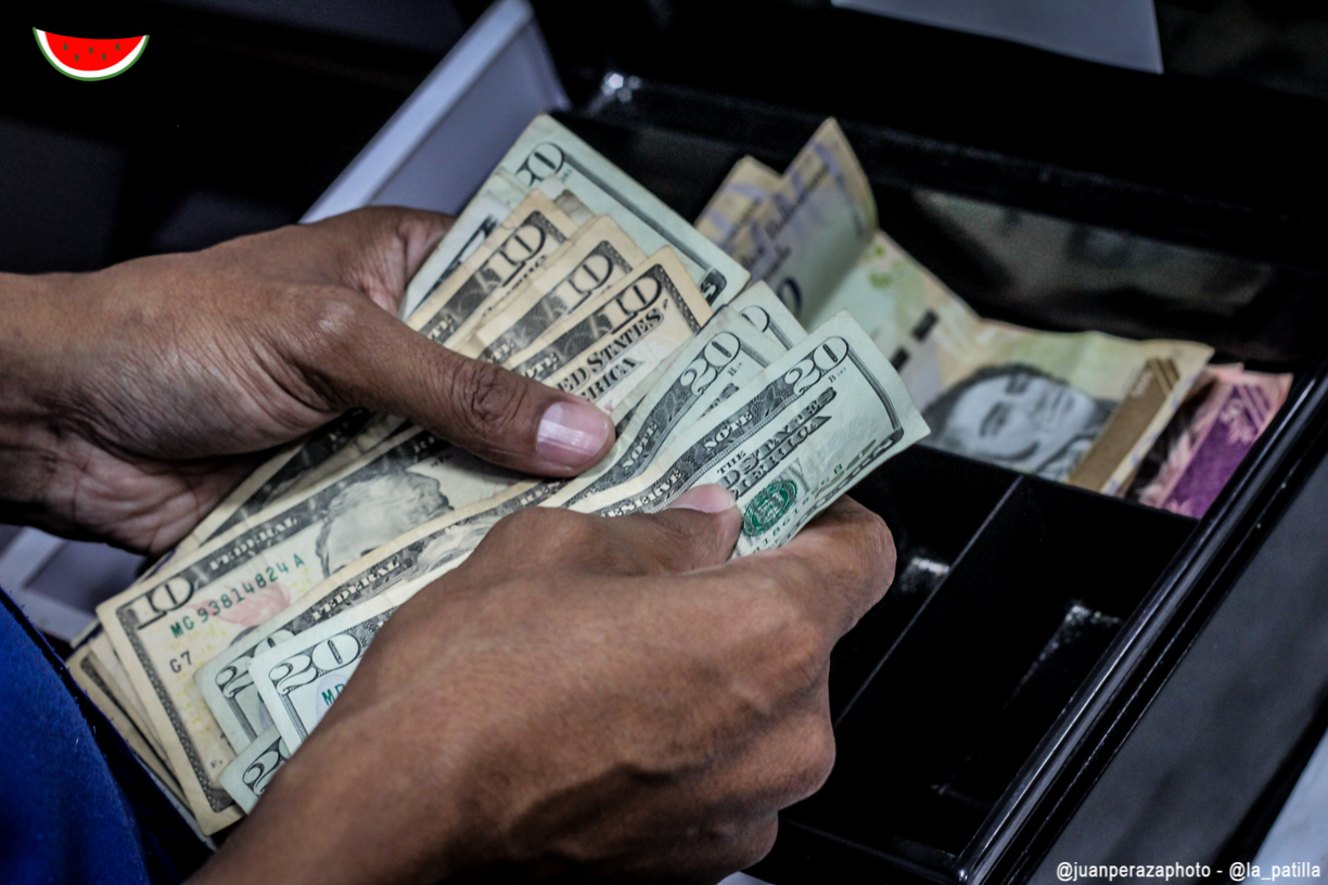 Precio del dólar podría cerrar en diciembre cerca de 45 mil bolívares, estima Econoanalítica