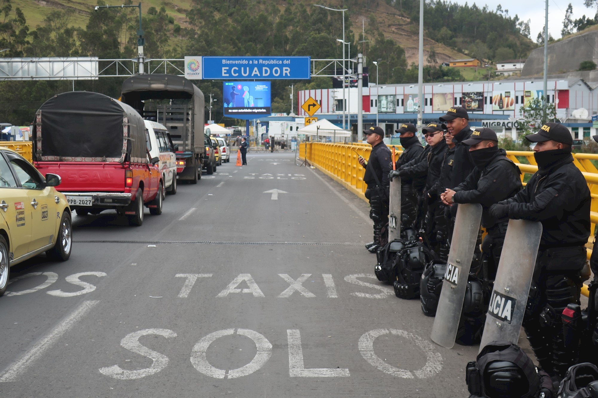 Policía colombiana toma frontera con Ecuador tras bloqueo a venezolanos