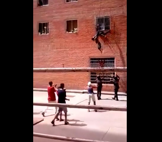 Bomberos lo salvaron de caer al vacío desde apartamentos de Misión Vivienda en Caracas (VIDEO)
