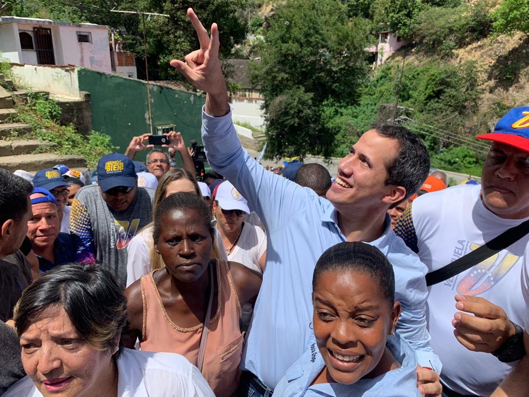 Guaidó realizó recorrido en La Guaira acompañado por el calor su gente (FOTOS)