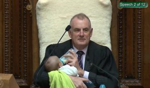 ¡Momentazo! Presidente del Parlamento neozelandés le da el tetero al bebé de un diputado durante sesión (VIDEO)