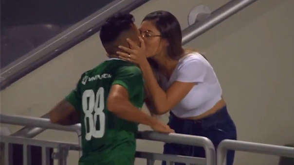 ¡El FAIL de la década! Lo que le pasó a este jugador tras celebrar un gol con su novia (VIDEO)