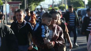 Vuelven a El Salvador 110 migrantes deportados de México, la mayoría menores