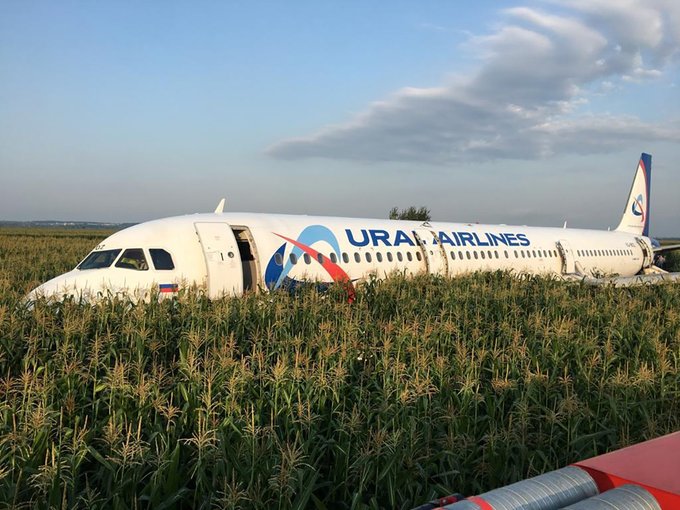 En VIDEO: Un Airbus 321 aterriza “de barriga” en un campo de maíz a las afueras de Moscú