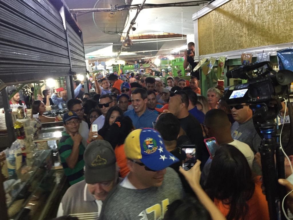 En FOTOS: Así recibieron a Juan Guaidó en el Mercado Libre de Maracay #31Ago