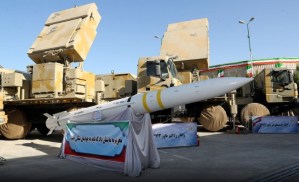 Irán exhibe un sistema móvil de misiles de fabricación propia