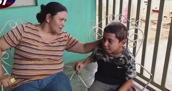 La entristecedora historia de un niño en el Zulia que pierde el cabello por la falta de luz (VIDEO)