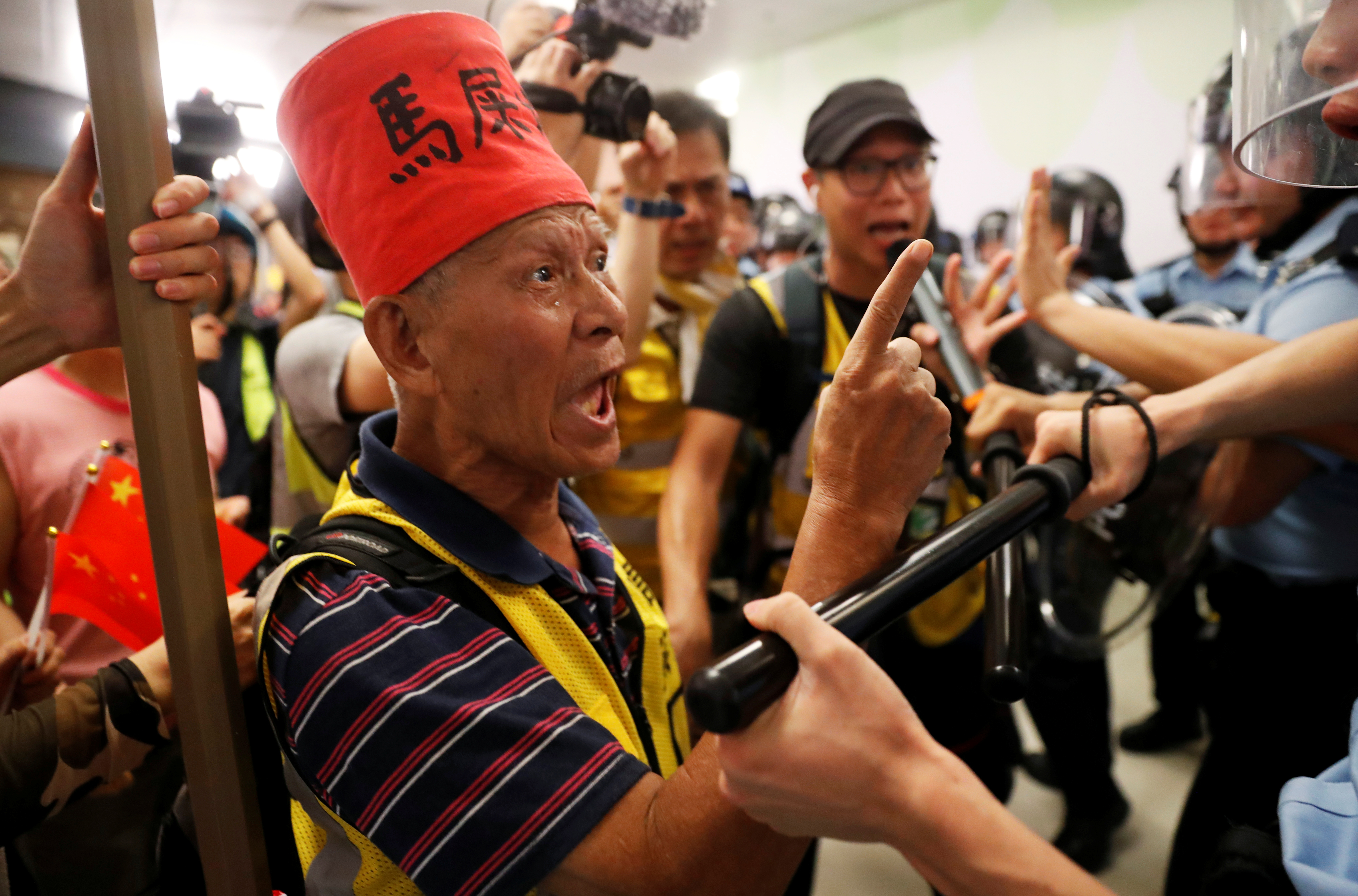 Hong Kong vive escenas tensas por enfrentamientos entre manifestantes