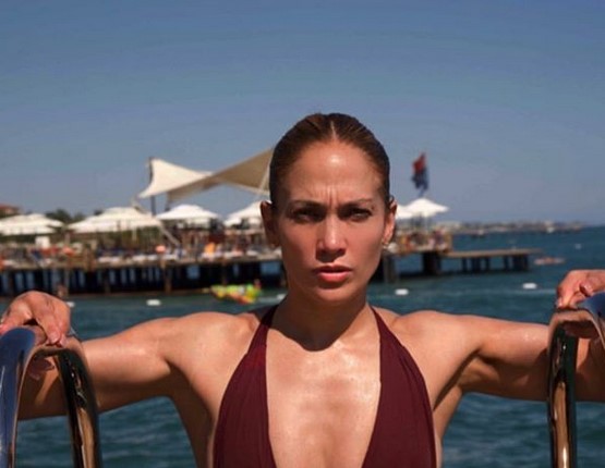 LA FOTO de Jennifer López fumando y bebiendo en bikini