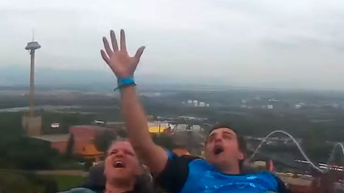 EN VIDEO: Un joven atrapa en el aire un celular que caía a más de 130 km/h en una montaña rusa
