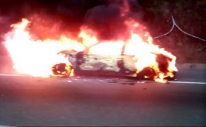 En VIDEO: Vehículo estacionado en la Cota Mil se prendió en llamas
