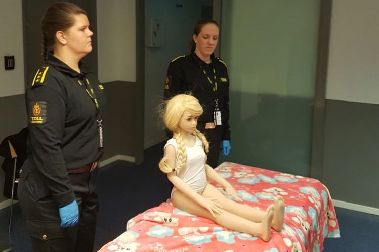 Noruega prohibió fabricación de alarmantes muñecas sexuales con aspecto de niños