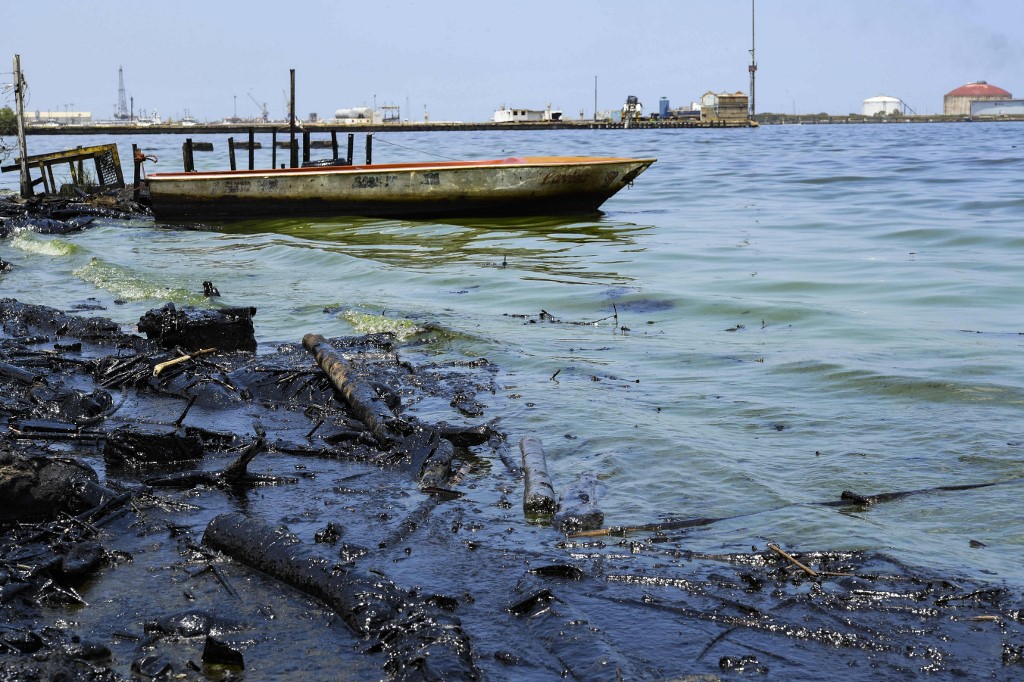 Advierten que la basura colma 90% de la orilla del Lago de Maracaibo