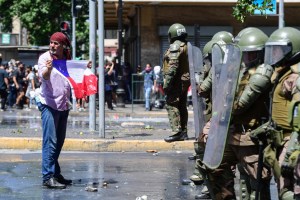 Enfrentamientos entre manifestantes y policía en el primer día de huelga en Chile #23Oct
