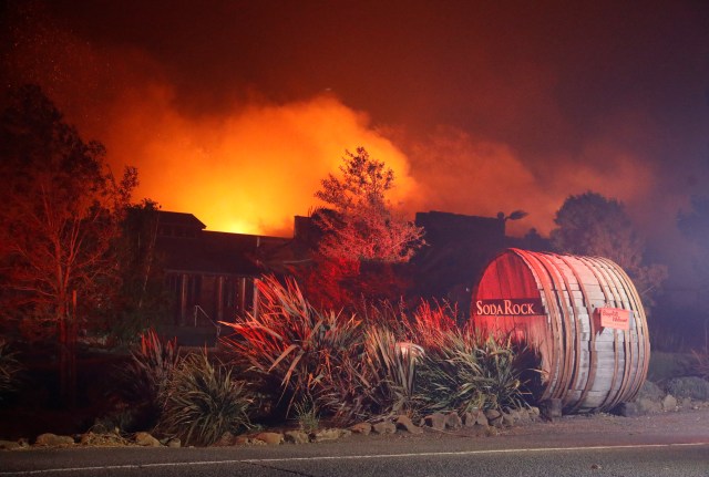 El fuego de Kincade impulsado por el viento arde cerca de la ciudad de Healdsburg, California, EE. UU., El 27 de octubre de 2019. REUTERS / Stephen Lam