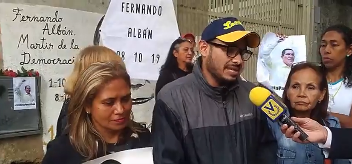 Pintaron silueta y llevaron flores frente a la casa de Fernando Albán a un año de su asesinato