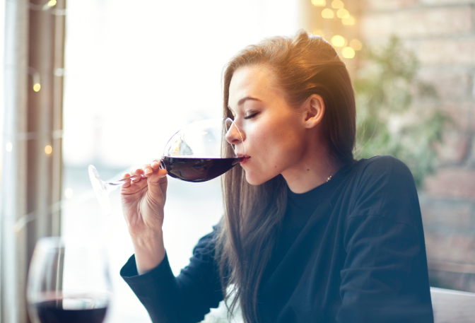 No tomar alcohol aumenta riesgo de demencia en las mujeres