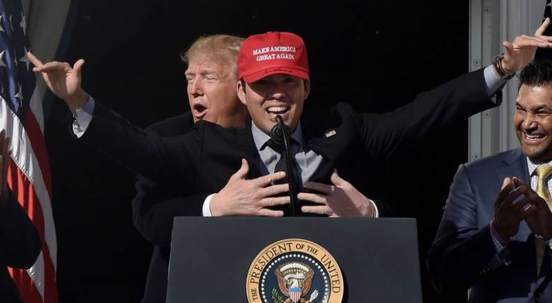 VIRAL: Trump recreó una épica escena del Titanic al abrazar a un beisbolista en la Casa Blanca