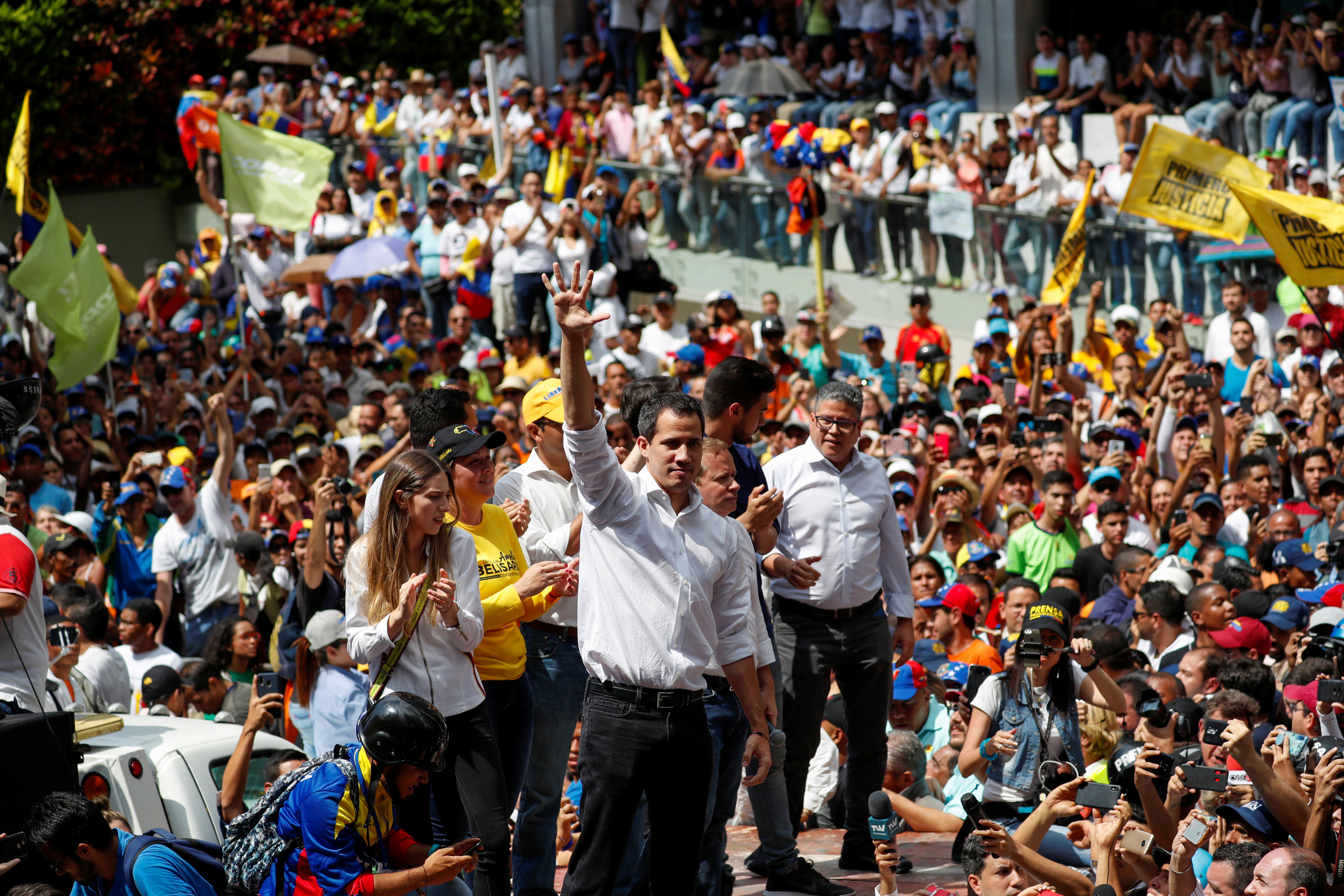 Guaidó pide seguir en las calles contra Maduro y llama a nueva manifestación