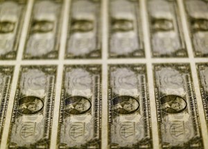Euro ronda mínimos de mes; dólar aprovecha positivo panorama comerciales