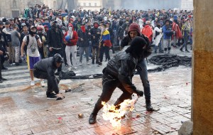 Manifestantes tuvieron una batalla campal en la plaza de Bolívar por ataque al Capitolio en Bogotá
