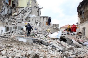 Albania sigue buscando supervivientes del devastador terremoto