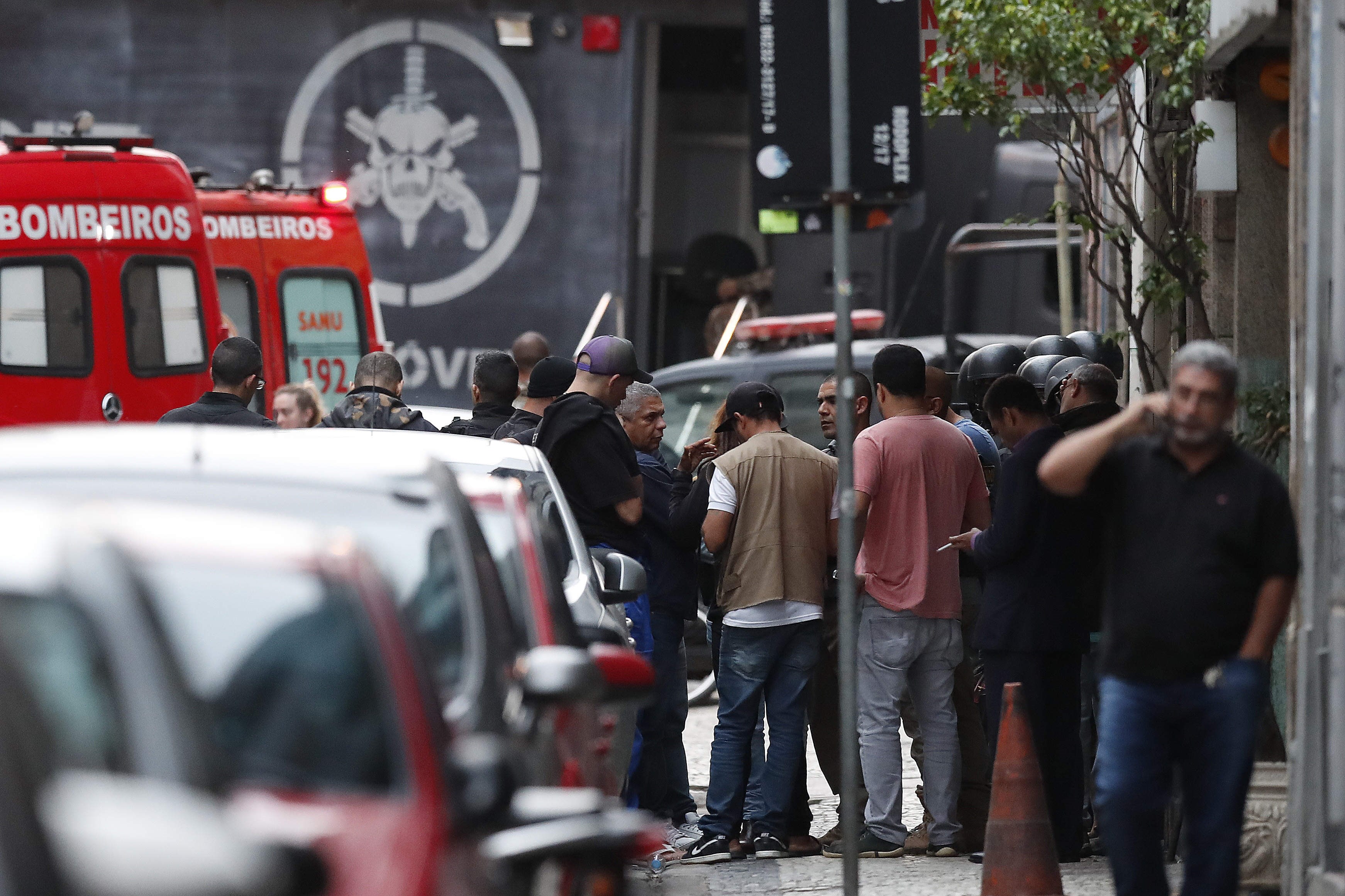 Hombre armado se atrincheró en un bar de Río de Janeiro junto a varios rehenes
